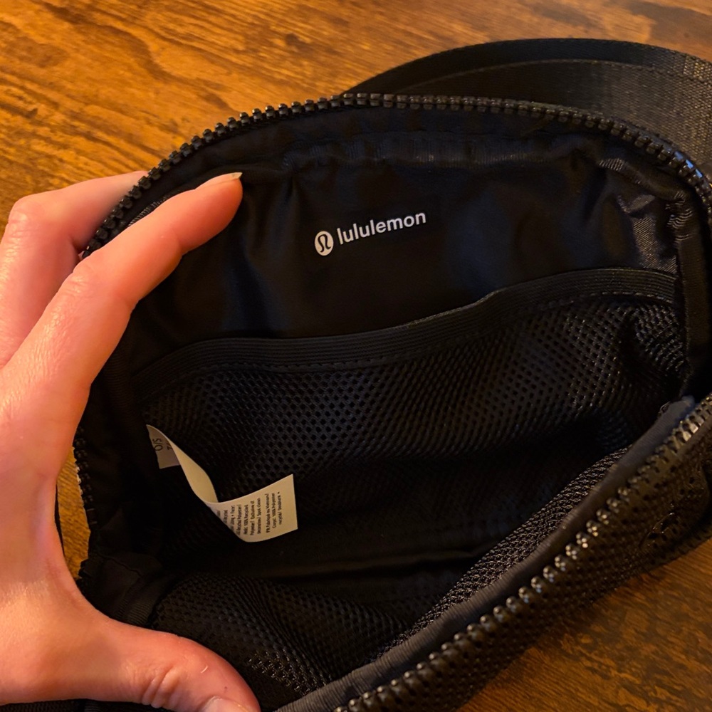 Lululemon Everywhere Black Knit Mesh Belt Bag NWT - Picture 7 of 7
